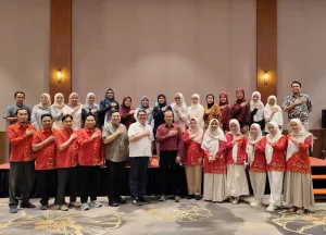Tim Pendamping Tata Kelola Program Kesehatan FKM Unhas bersama para narasumber dan peserta Workshop Pembekalan Teknis Tahun 2026 berfoto usai sesi materi, menandai kesiapan kolektif untuk mengawal penyusunan dan penyelarasan dokumen perencanaan kesehatan di 20 lokus kawasan timur Indonesia agar selaras dengan indikator RPJMN dan RIBK.